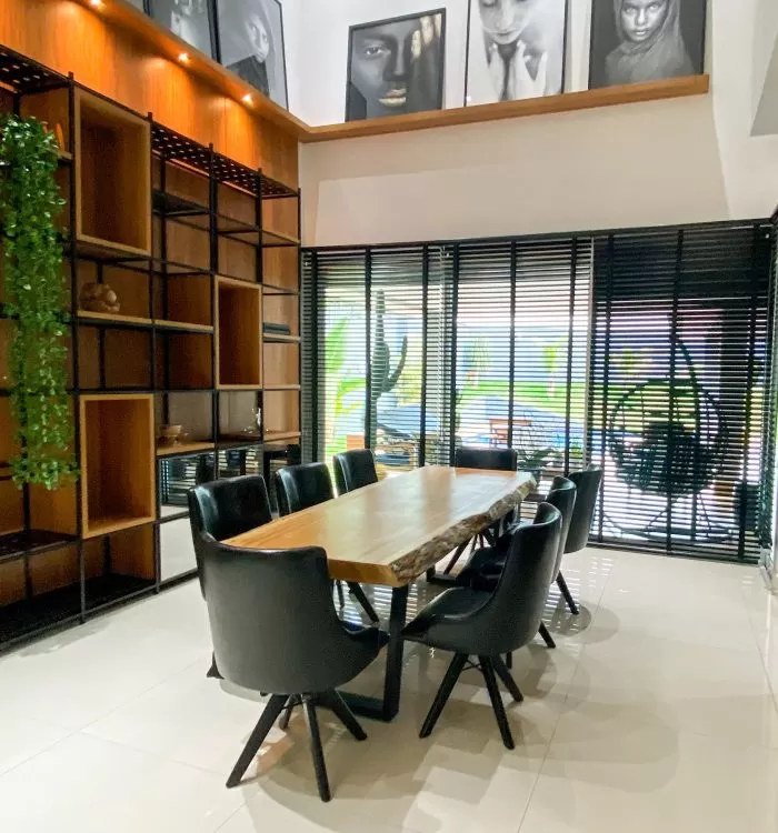 Sala de jantar com mobiliário de desenho autoral